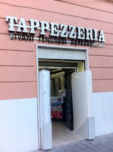 L'insegna della Tappezzeria Gloria a Roma L'insegna della Tappezzeria Gloria a Roma