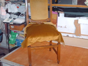 Rifacimento tessuto nel restauro di una sedia moderna